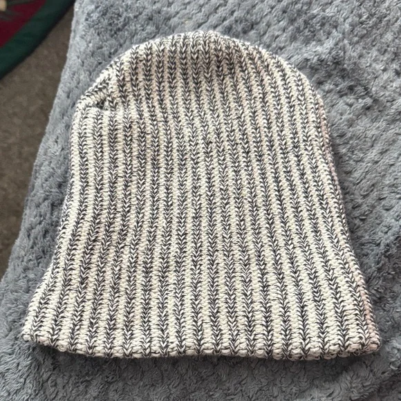 Love Your Melon Penn State Knit Beanie, Excellent Condition - Picture 4 of 5
